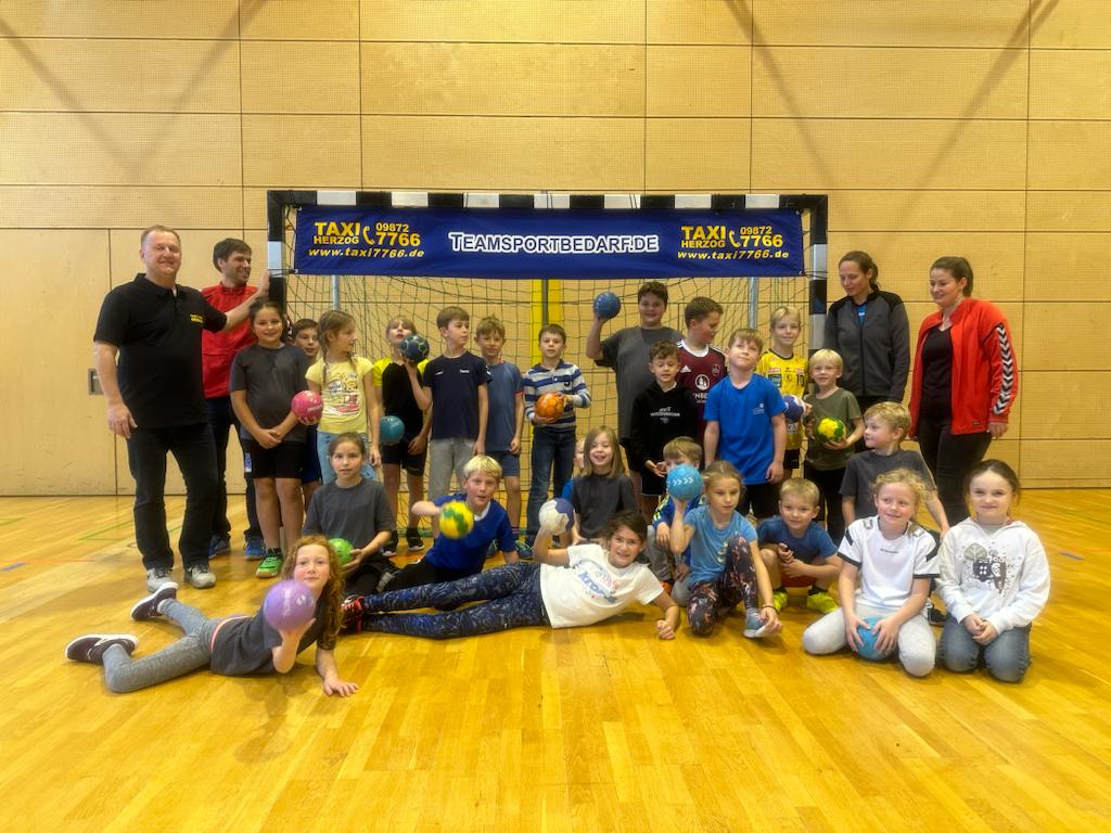 Taxi Herzog spendet mobile Handball-Torverkleinerungen